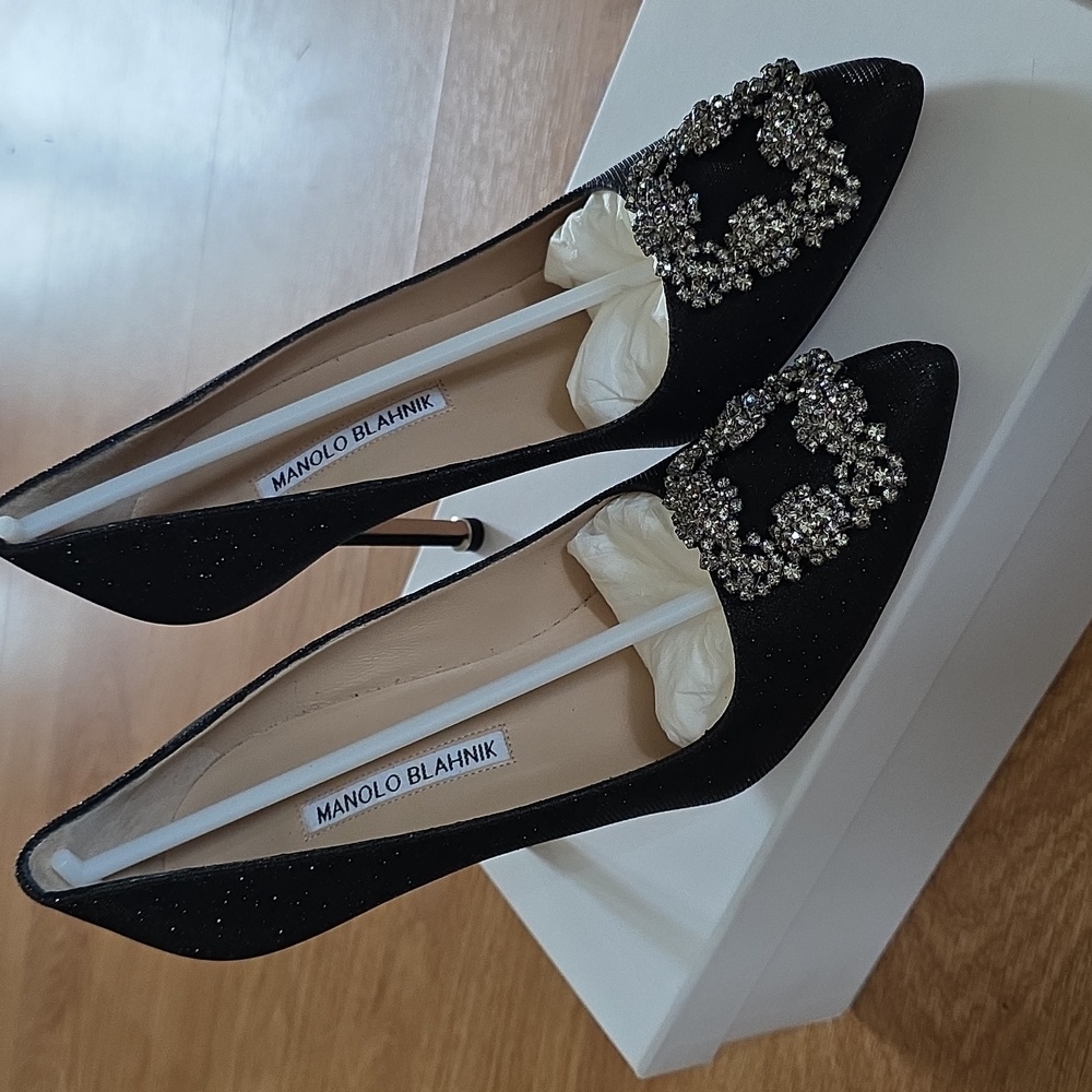 Iconic Manolo Blahnik Black Hangisi